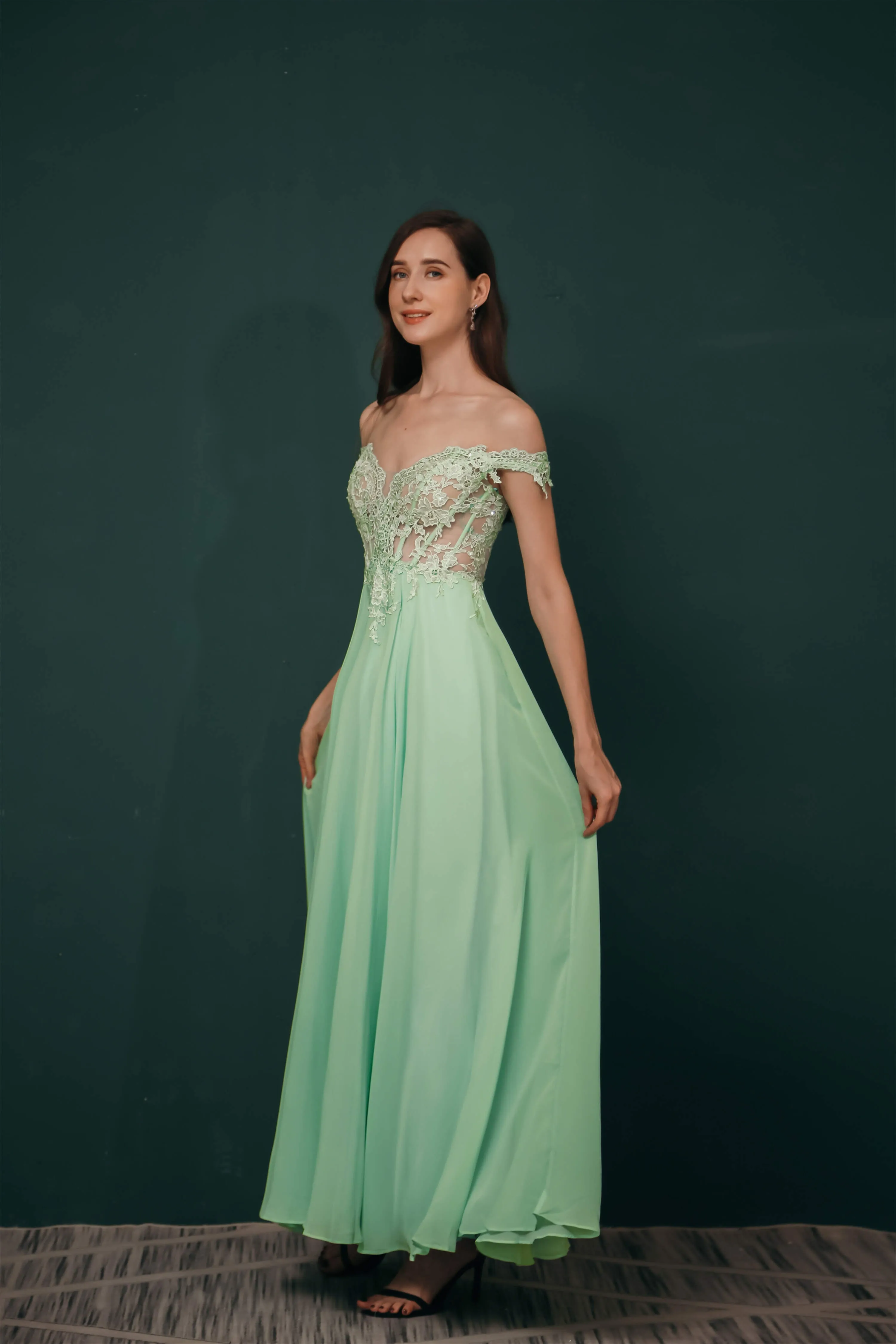 Off The Shoulder Charming Long Chiffon Prom Dresses With Appliques